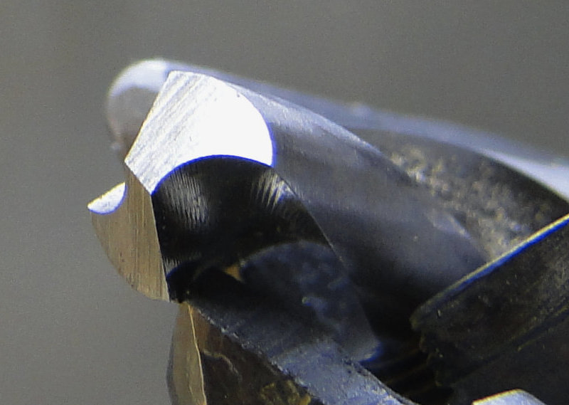 detalhe da aresta principal de corte e angulo de ponta broca helicoidal